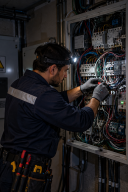 Electricista trabajando en panel eléctrico